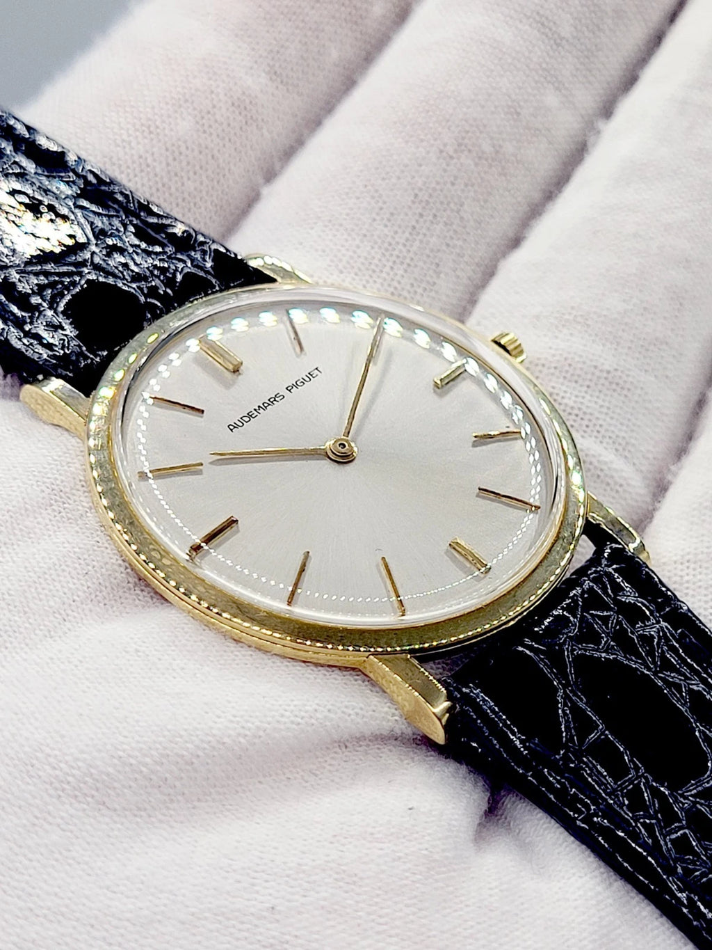 Audemars Piguet Ultra Thin 18K Solid Gold 33mm Wind-Up Men's Watch – Near Mint Luxury Swiss Timepiece