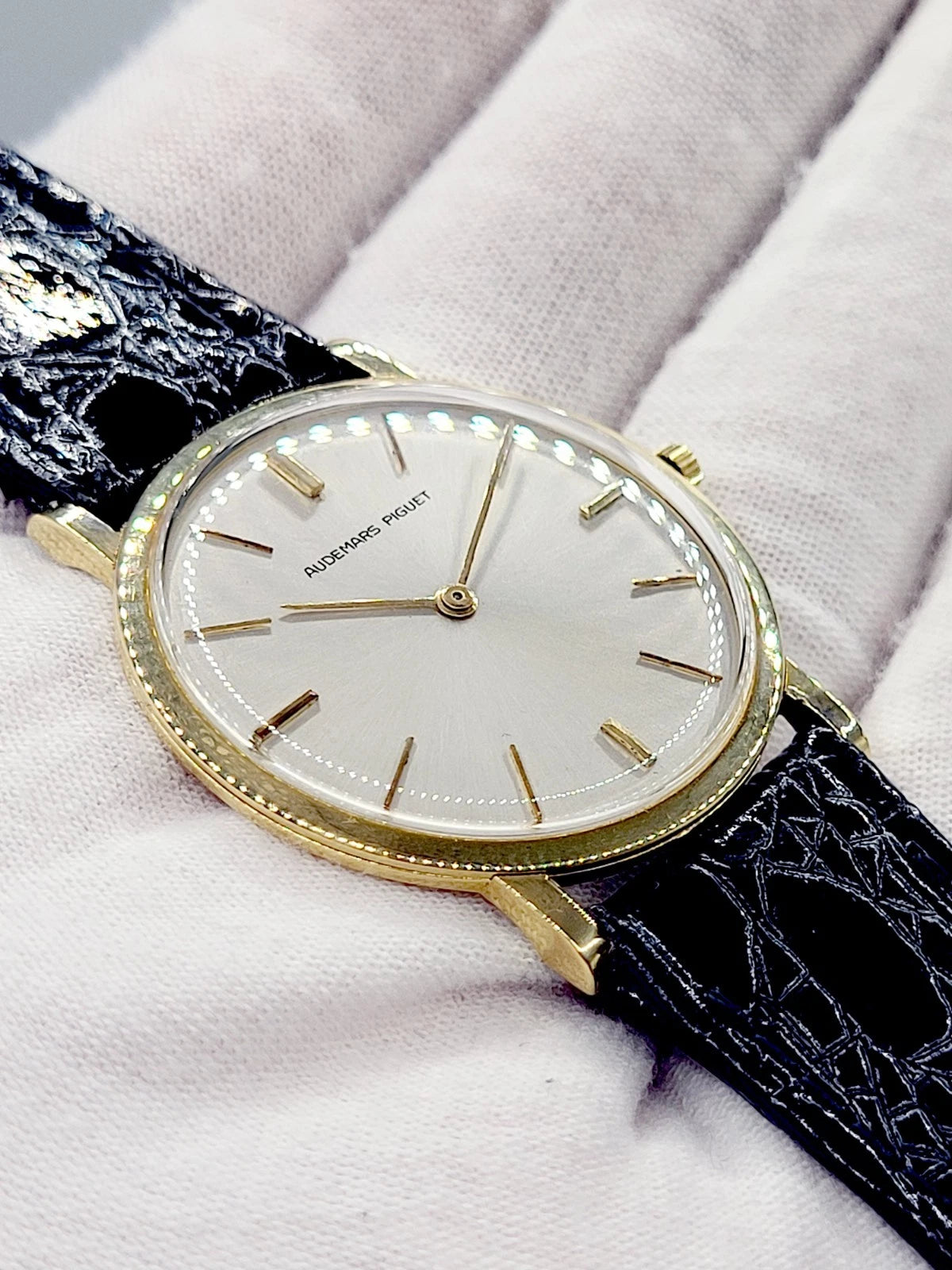 Audemars Piguet Ultra Thin 18K Solid Gold 33mm Wind-Up Men's Watch – Near Mint Luxury Swiss Timepiece